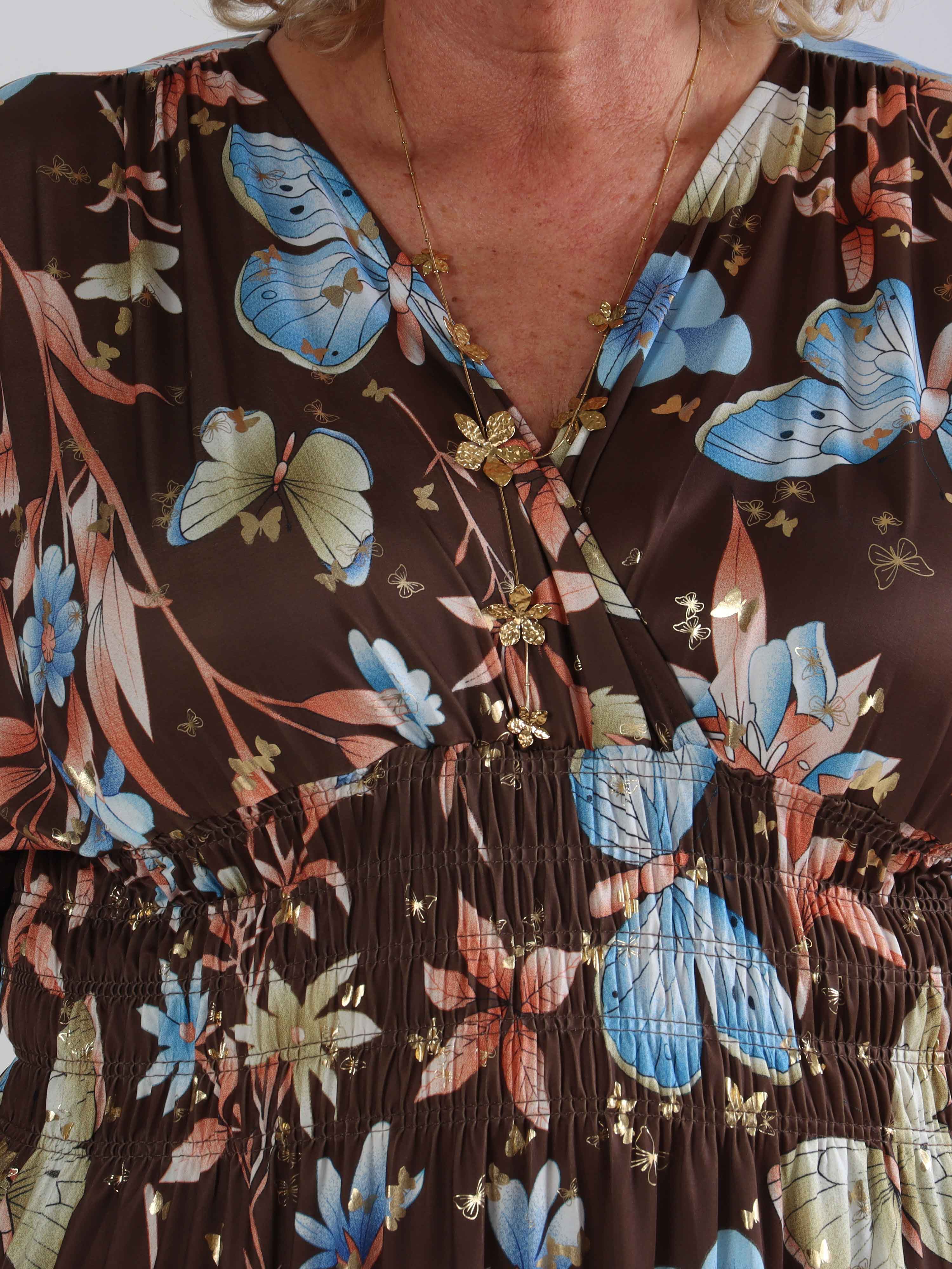 Pams Fairytale - Lang plus size kjole i fint blomster- og sommerfugleprint